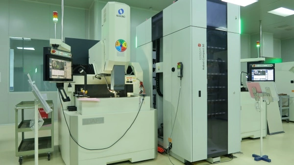Precision CNC machining center used for high-tolerance mold production at Ivans Packaging